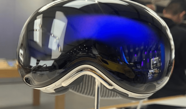 Apple Scales Back Vision Pro as John Ternus Era Nears, Focus Shifts to Future Wearables